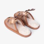 Zapatillas de casa de reno con cuernos y carita. De la marca Conguitos