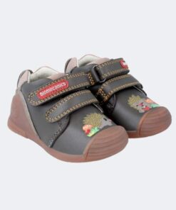 botin erizo 231110 en color verde con el erizo dibujado en el empeine y cierre de doble velcro de la marca biomecanics puedes encontrarlo en chikihuellas