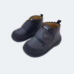 botin con cierre de velcro en color marino con corazon de adorno. Modelo nuki de la marca titanitos