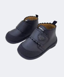 botin con cierre de velcro en color marino con corazon de adorno. Modelo nuki de la marca titanitos