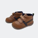 bota tosa marron de la marca titanitos con cierre de velcro sin contrafuertes y flexible