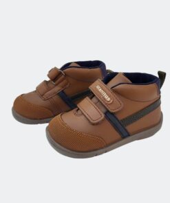 bota tosa marron de la marca titanitos con cierre de velcro sin contrafuertes y flexible