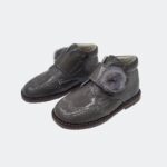 bota charol cierre de velcro con adorno de pompom en el empeine en color gris con suela flexible de la marca piruflex