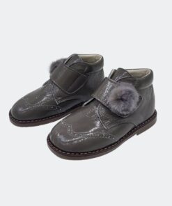 bota charol cierre de velcro con adorno de pompom en el empeine en color gris con suela flexible de la marca piruflex