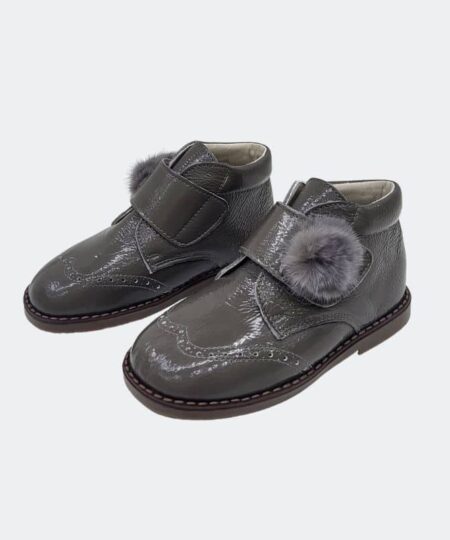 bota charol cierre de velcro con adorno de pompom en el empeine en color gris con suela flexible de la marca piruflex