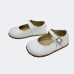 mercedita blanca con cierre de hebilla de la marca flexinens