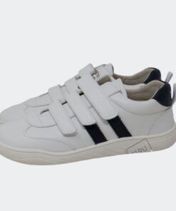 deportiva colegial en base blanca con rayas en marino de la marca piruflex, este calzado es respetuoso con el crecimiento del pie