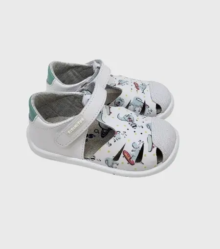 Inicio - Zapatería infantil y juvenil online sandalia respetuosa patinete blanco titanitos lado chikihuellas